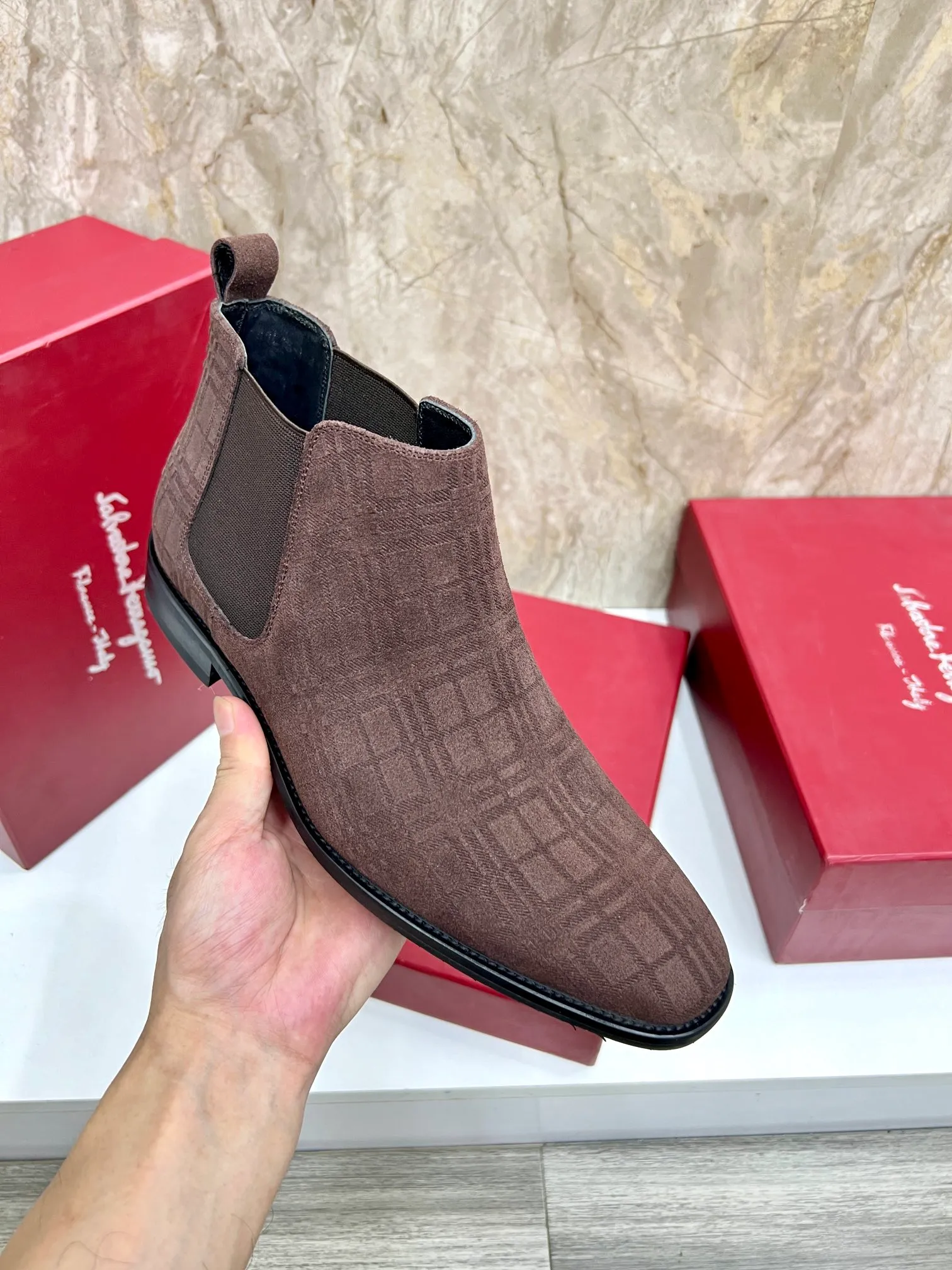 Original order quality: Men's shoes 💰700 Brand: Ferragamo (Ferragamo) One size larger: Men's size 38-44 (45 customized) Grade: Same style as the official website High-end men's shoes Material: Original cowhide, cowhide lining, original outsole Style category: Chelsea men's boots Fashion trend Color: Actual picture